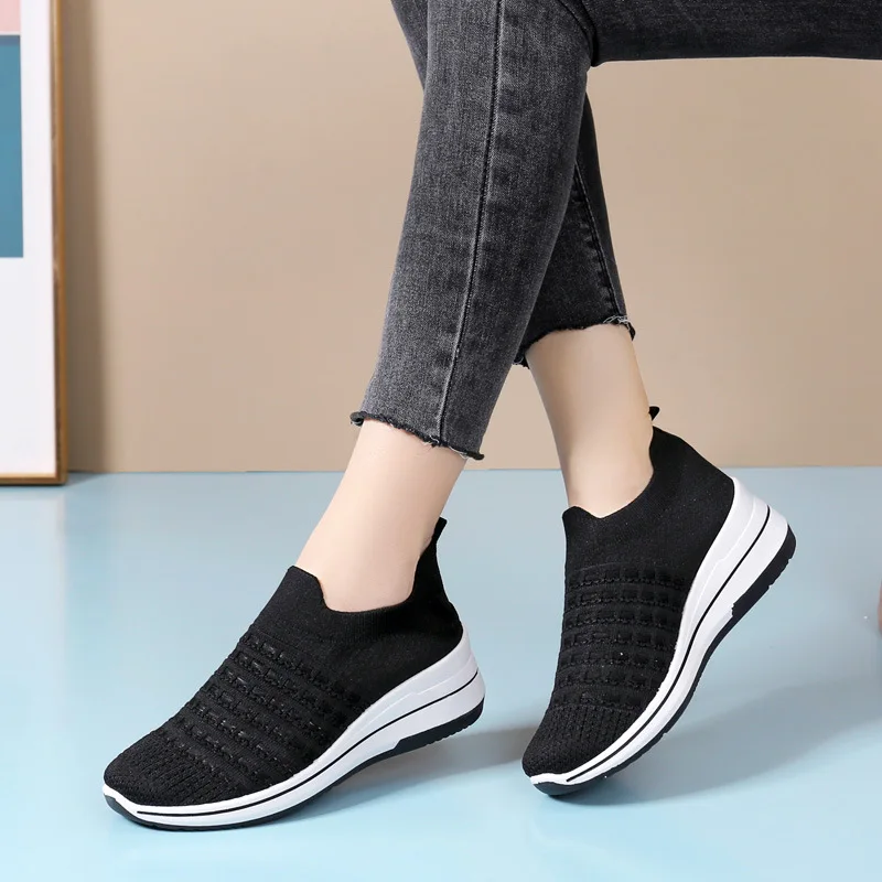 Sepatu sneakers wanita, sepatu kets kasual jala bernafas sol lembut nyaman modis 2024