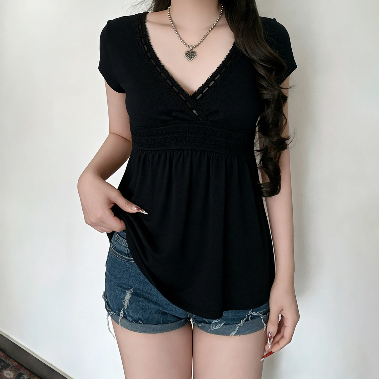 SUCHCUTE Schwarzes Spitzen-Patchwork-T-Shirt mit V-Ausschnitt und kurzen Ärmeln für Damen, passend zu einfarbigen Basic-Tops, Sommer-Outfits, Y2k-T-Shirt, lässig – Detail 16