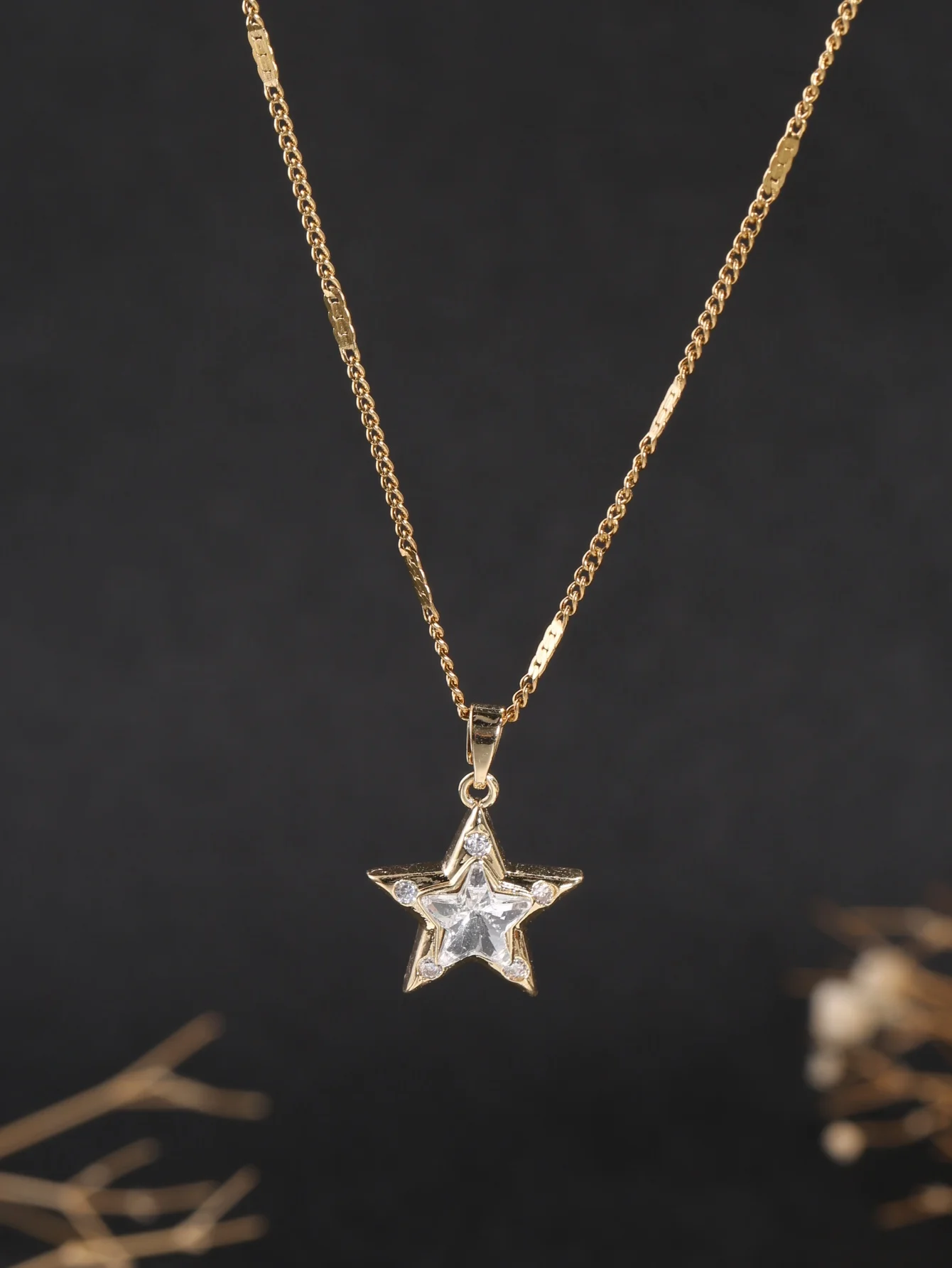 1 Piece Copper-Plated 18K Gold Double-Layered Five-Pointed Star Necklace with Rhinestones, Starlight Wish 3D Star Clavicle Chain, Suitable for Women's Unique and Understated Outfits, Basic T-Shirt Casual Sweatshirt Pairing, Sparkling Versatile Neck Accessory, Holiday Gift for Student Friends, Suitable for Daily Commuting, Outings, and Dates