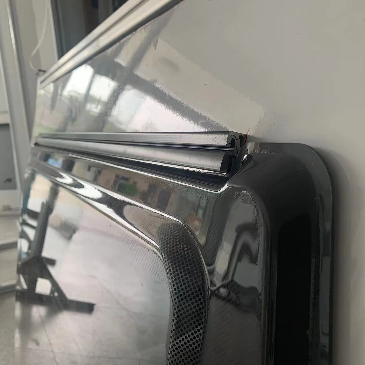 فتحة سقف شفافة قابلة للفتح ومقاومة للأشعة فوق البنفسجية مثبتة على الجزء العلوي من السيارة لأجزاء جسم RV