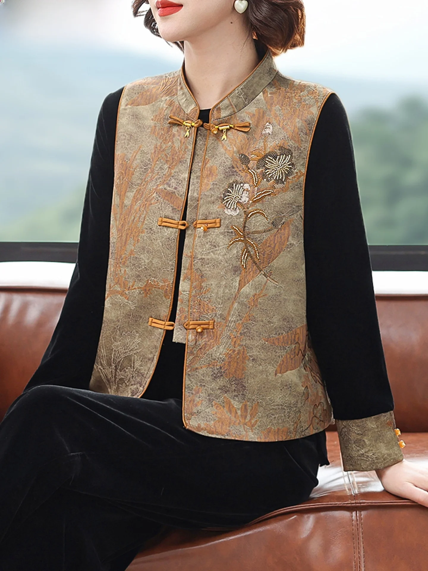 

Новый китайский бархатный комплект для женщин среднего и старшего возраста: модный топ на пуговицах и жакет для весеннего сезона