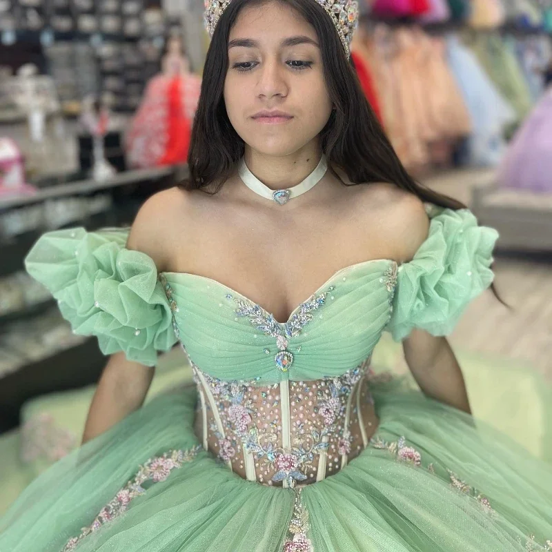 Angelsbridep-Sage أخضر فستان حفلة Quinceanera ، فستان حفلة موسيقية ، ثوب كرة ، حبات زهور ، دانتيل ، أكمام منتفخة ، رسمي ، فساتين حفلة عيد ميلاد