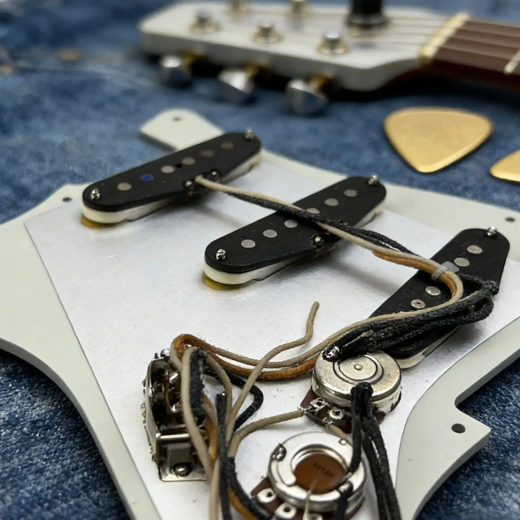 Vintage 1957 SSS Single Coil Pickup Set for Strat Guitar 8-Hole Prewired Pickguard Assembly Vintage Sound Strat Pickup Set view 3