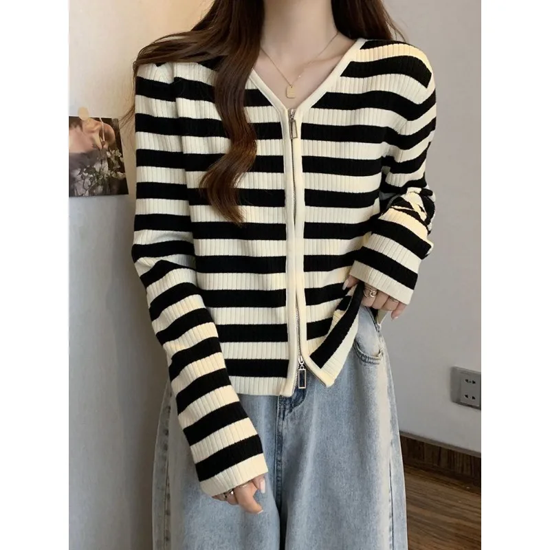 سترة صوفية محبوكة مخططة بأكمام طويلة للنساء في الخريف الكورية فضفاضة بسحاب