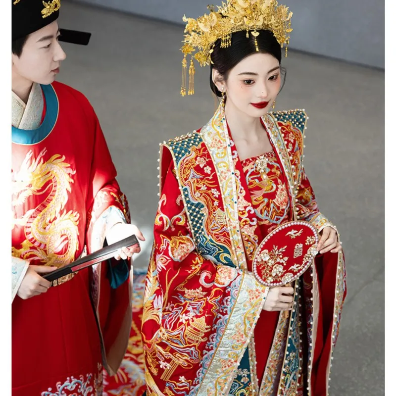 

The new large-sized Chinese-style wedding dress with a phoenix crown and red veil is now available