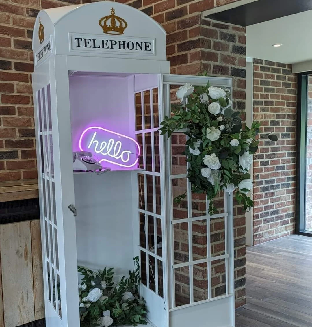 White telephone booth with artificial flower wedding decoration props London telephone booth for wedding decoration