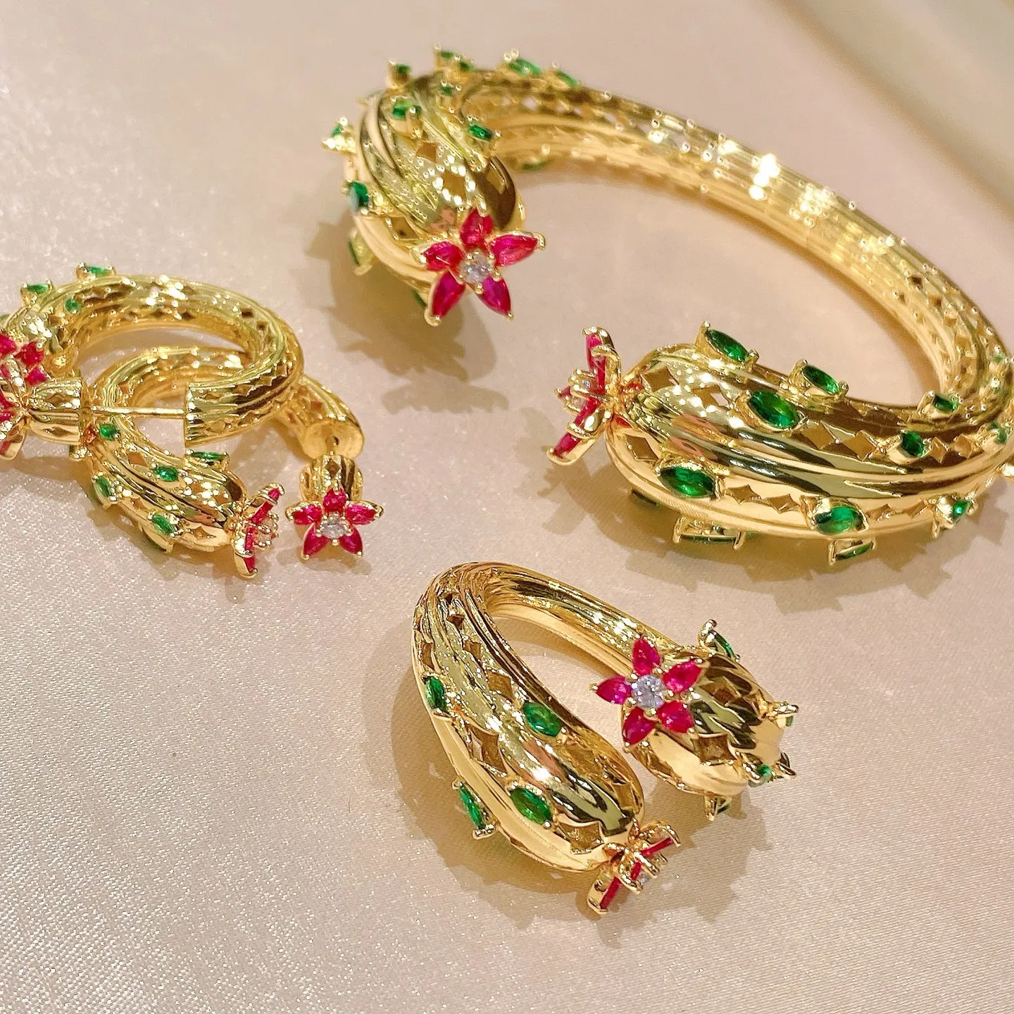 Conjunto de Joyería de Plata 925 con Corindón Rojo de Laboratorio y Esmeralda Verde, Diseño Flor del Desierto de Cactus: Brazalete, Pendientes de Aro y Anillos Abiertos