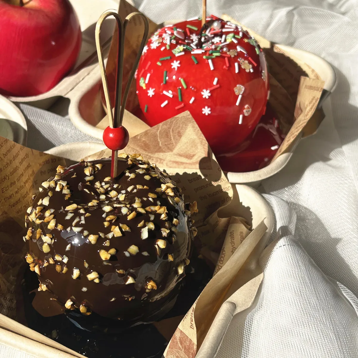 Manzana de caramelo falsa en cuenco de papel, modelo de comida realista para fotografía, decoración de fiesta, accesorio de exhibición para tienda de postres