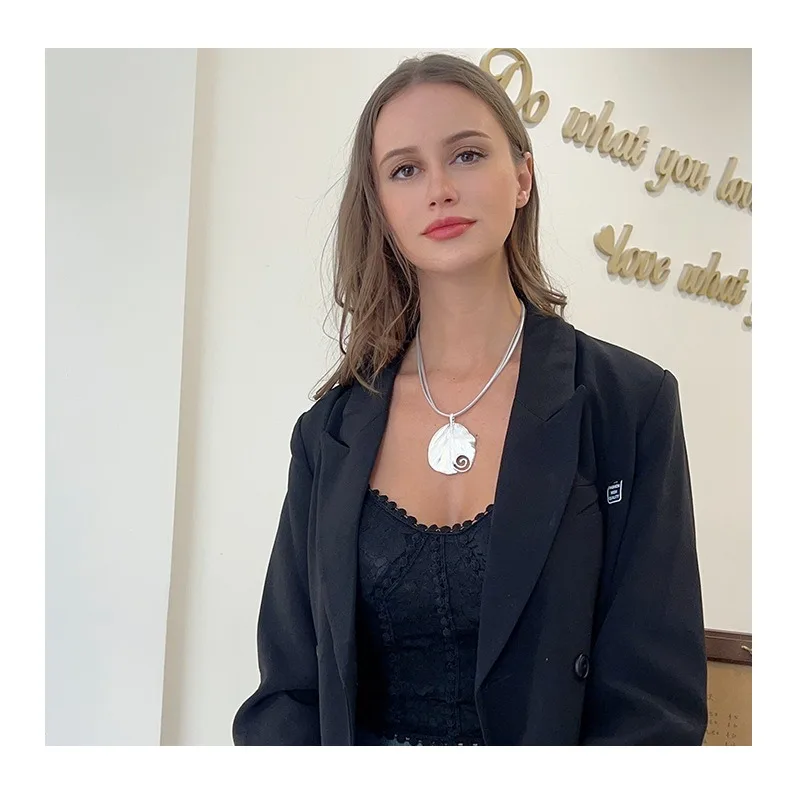 

Exclusive for Trendy Women's Vintage Artistic Necklaces, Short Collarbone Chains, High-end Fashionable Versatile Necklaces