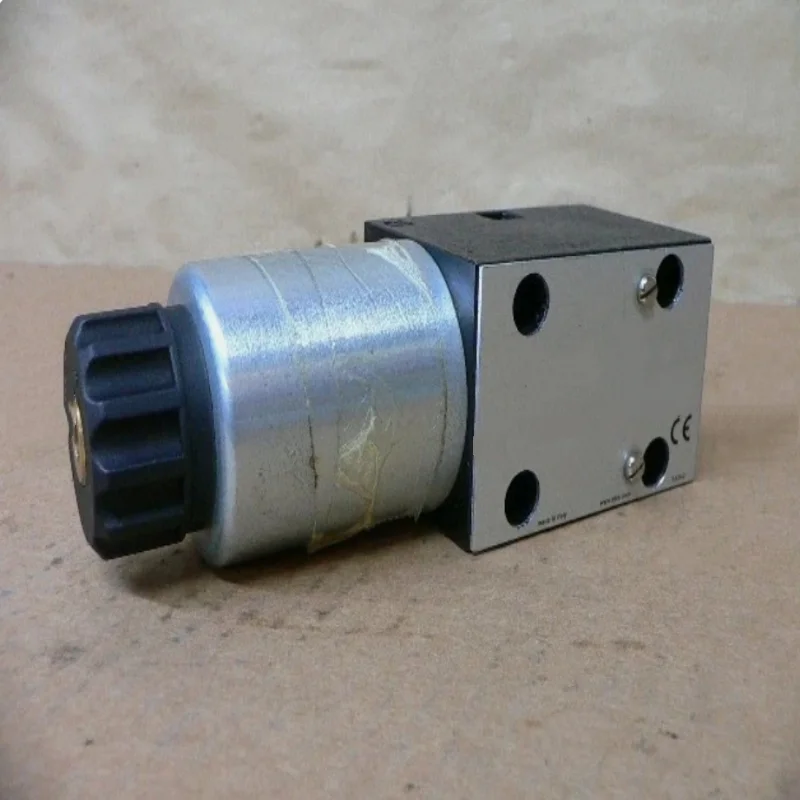 새로운 오리지널 전자기 방향 밸브 SDHI-0631-0 23 DHI-0631-2-SP666 DHE-0631/2P DC 10 DHE-0710/MV DC 21