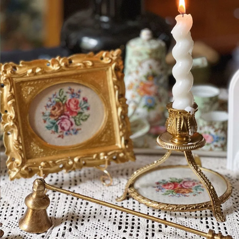 

Французский средневековый латунный подсвечник ручной работы с декоративной росписью, европейское настольное украшение, ретро-подставка для дома, декор для свадебной комнаты
