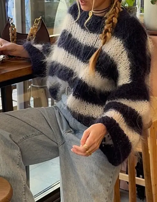 

Autumn and Winter Round Neck Fashionable Striped Color Blocked High-End Sweater for Women, Loose Long Sleeved Knitted Sweater