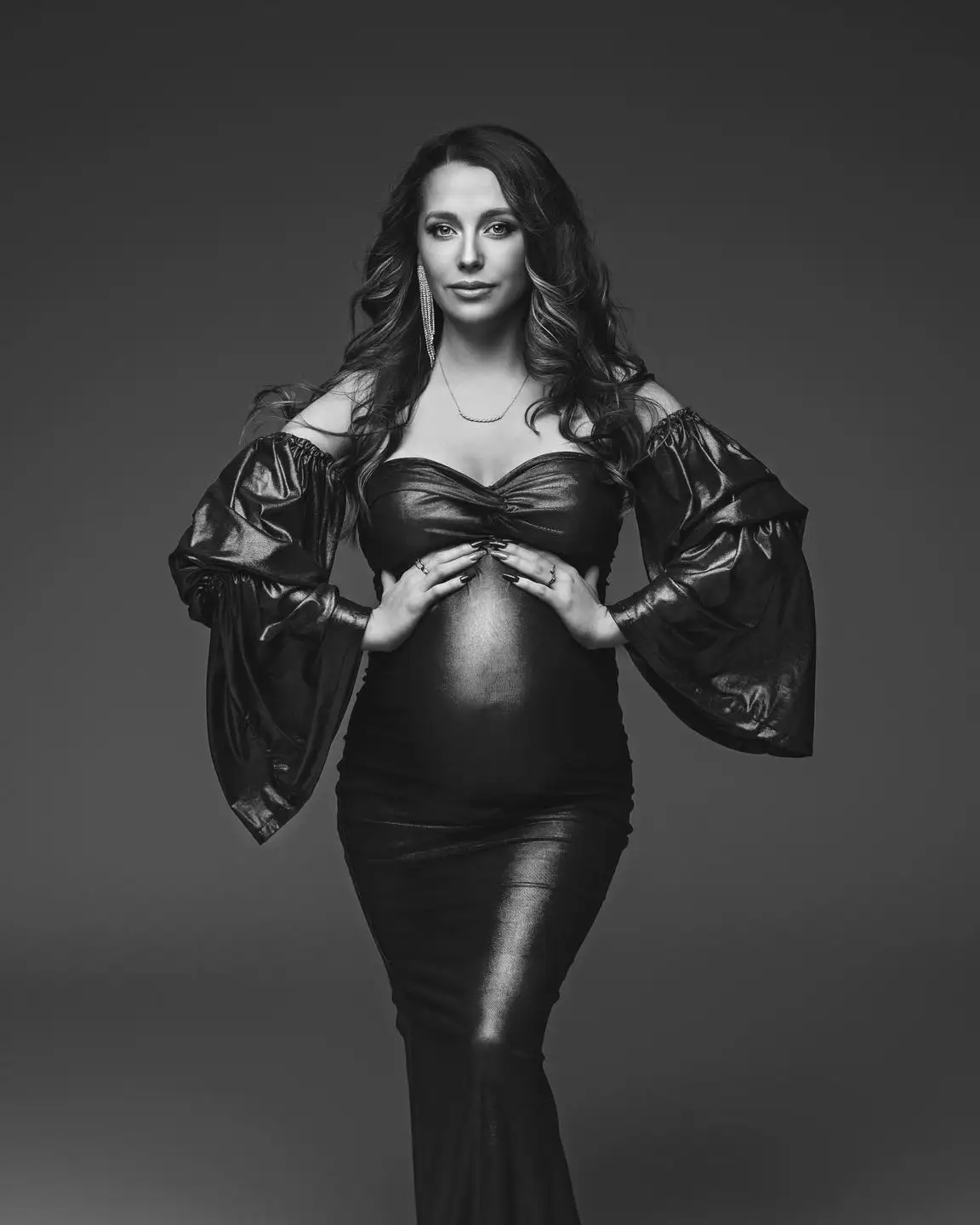 Seksowna fioletowa sukienka ciążowa, błyszcząca satyna, długa suknia ciążowa typu syrena, odpinane rękawy, sukienka ciążowa do sesji zdjęciowych.