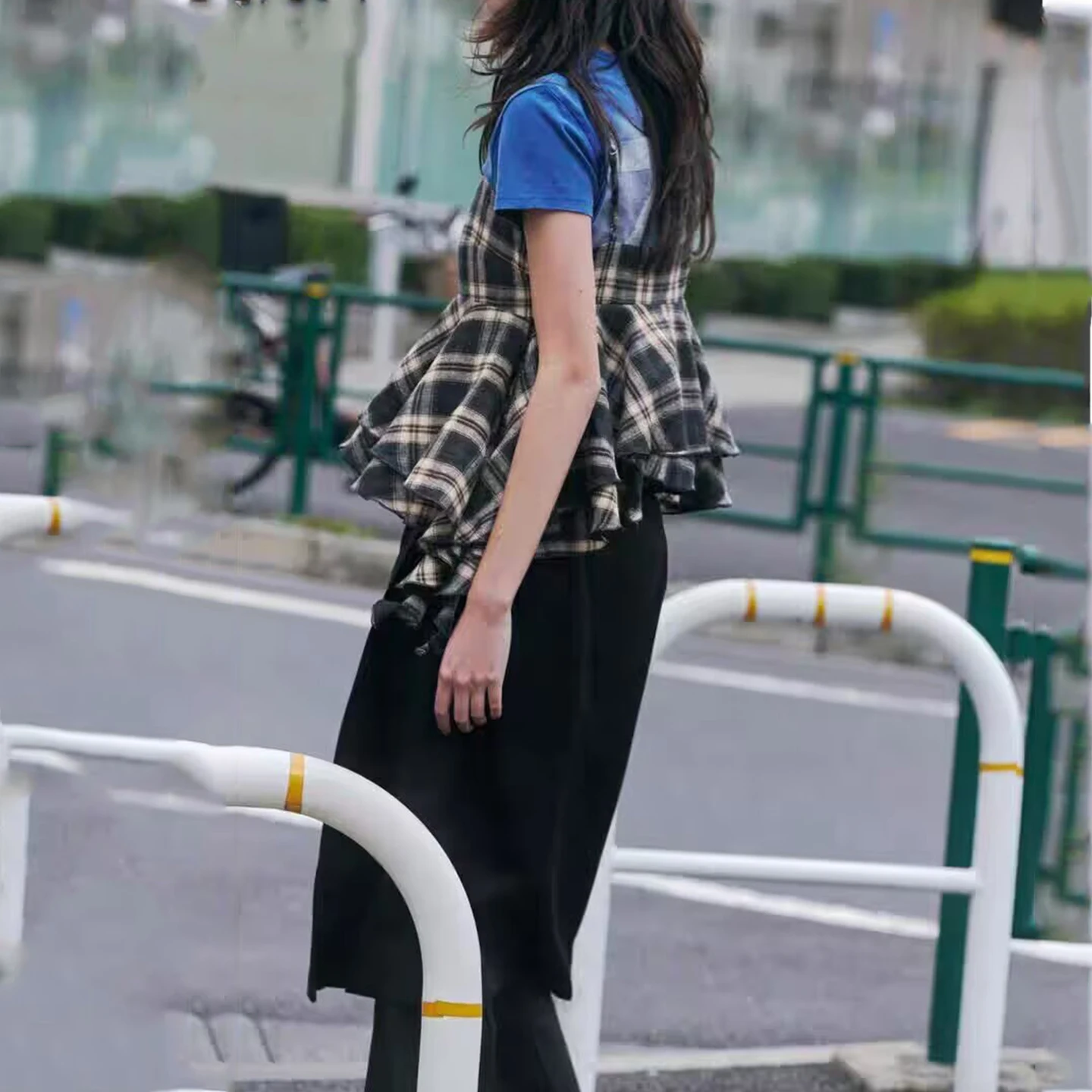 Top de Moda Fena em Estampa Xadrez com Decoração Simples em Camadas, Estilo Curto, Marca Chinesa, Coleção de Outono