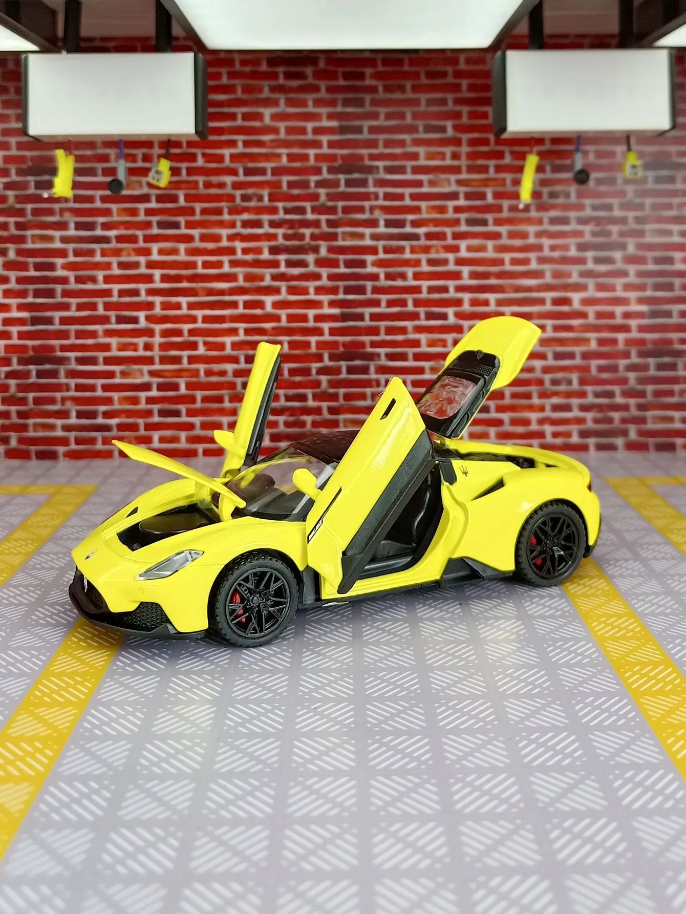

1:32 MC20 Alloy Sports Car Model Metal Simulation Toy Car Model Collection Sound and Light Children Gift and good quality
