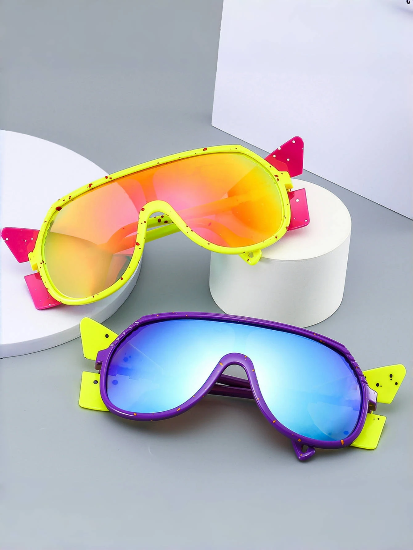 A pair of outdoor sports sunglasses trend conjoined lenses sunglasses personality outdoor cycling sunglasses