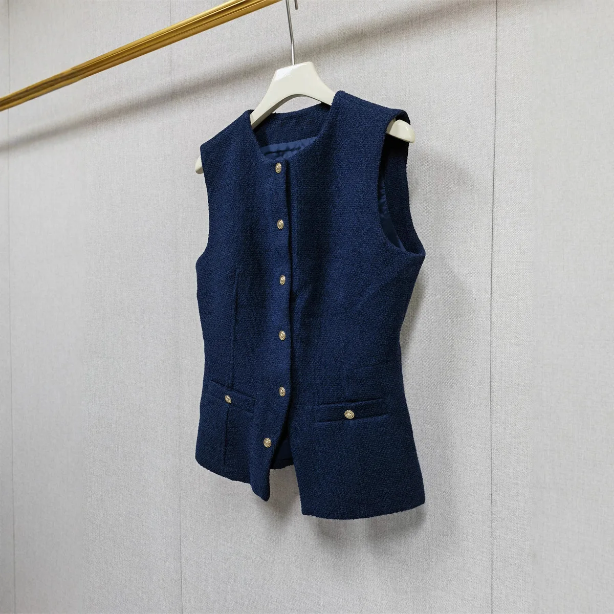 Elegancka damska kamizelka bez rękawów z okrągłym dekoltem, dopasowany krój, jednorzędowa, z kieszenią.