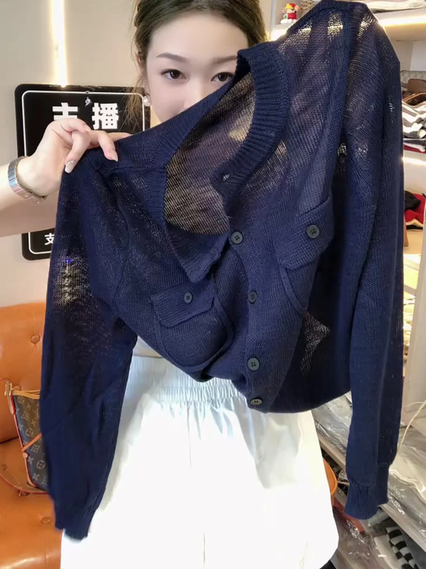 

Элегантный простой модный трикотажный топ с длинным рукавом и круглым вырезом, универсальный, для осеннего сезона, от европейского элитного бренда, женский, шелковый.