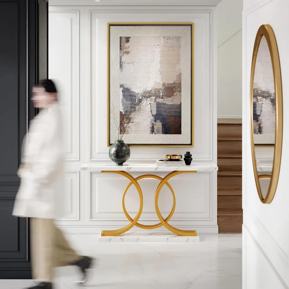 طاولة مدخل ذهبية مقاس 55 بوصة، طاولة وحدة تحكم حديثة من الرخام الصناعي مع أرجل معدنية دائرية، طاولة ضيقة خلف أريكة الأريكة للمعيشة