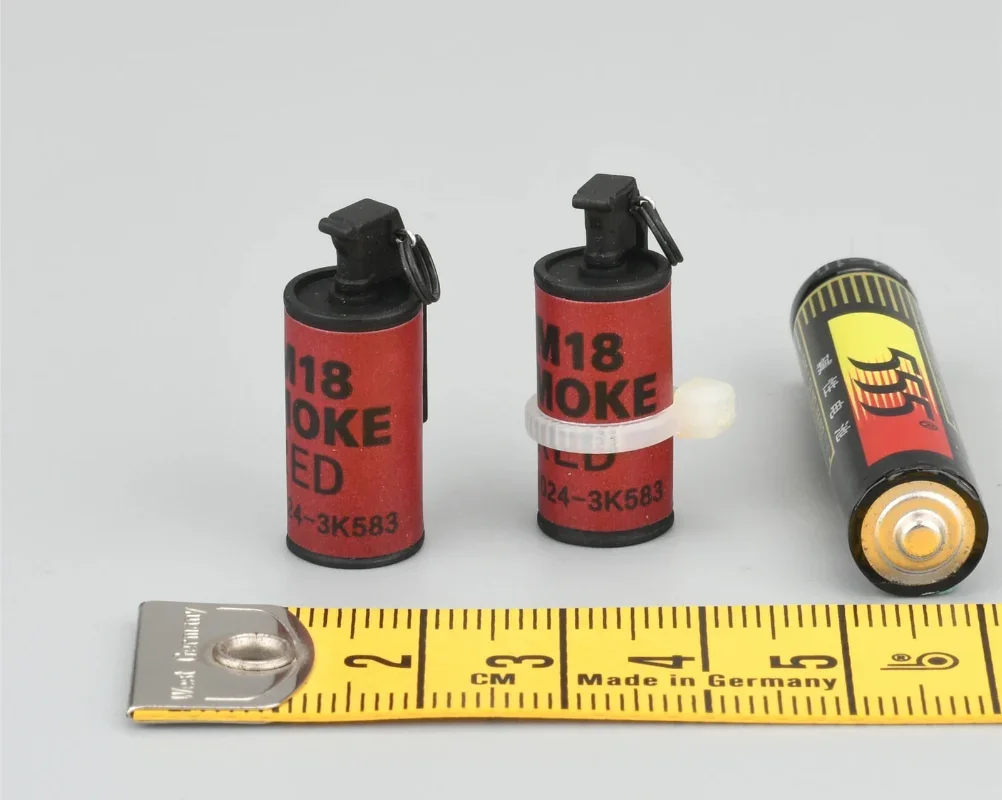 

KSTOYS 1/6 Scale Soldier KS21001 Smoke Bomb Model