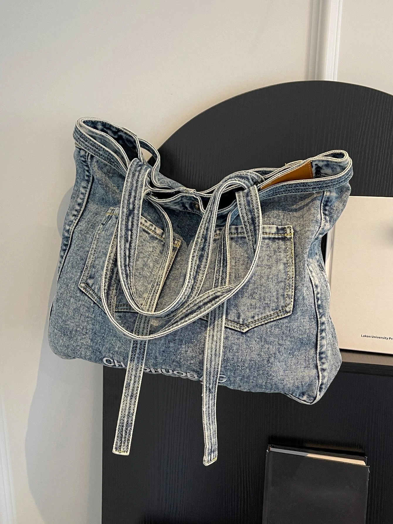 Borsa a tracolla grande borsa a tracolla alla moda in Denim con doppia tasca frontale ricamata con lettera doppia