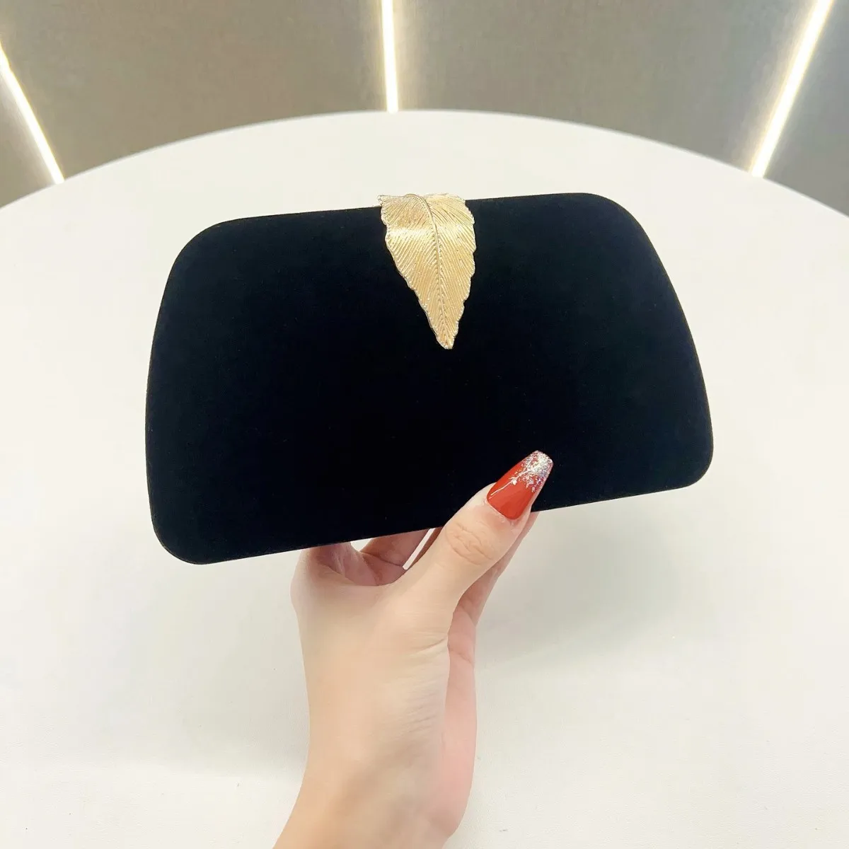 

Cross-Border Genuine Leather Evening Clutch Women’s Party Shoulder Bag Elegant Metal Crossbody Handbag for Formal Dress Gowns