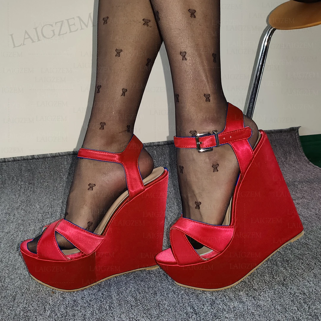 

LAIGZEM/женские сандалии на платформе, атласные туфли-лодочки с открытым носком, высокие каблуки с ремешком на щиколотке, женская обувь ручной работы, большой размер 41 45 48