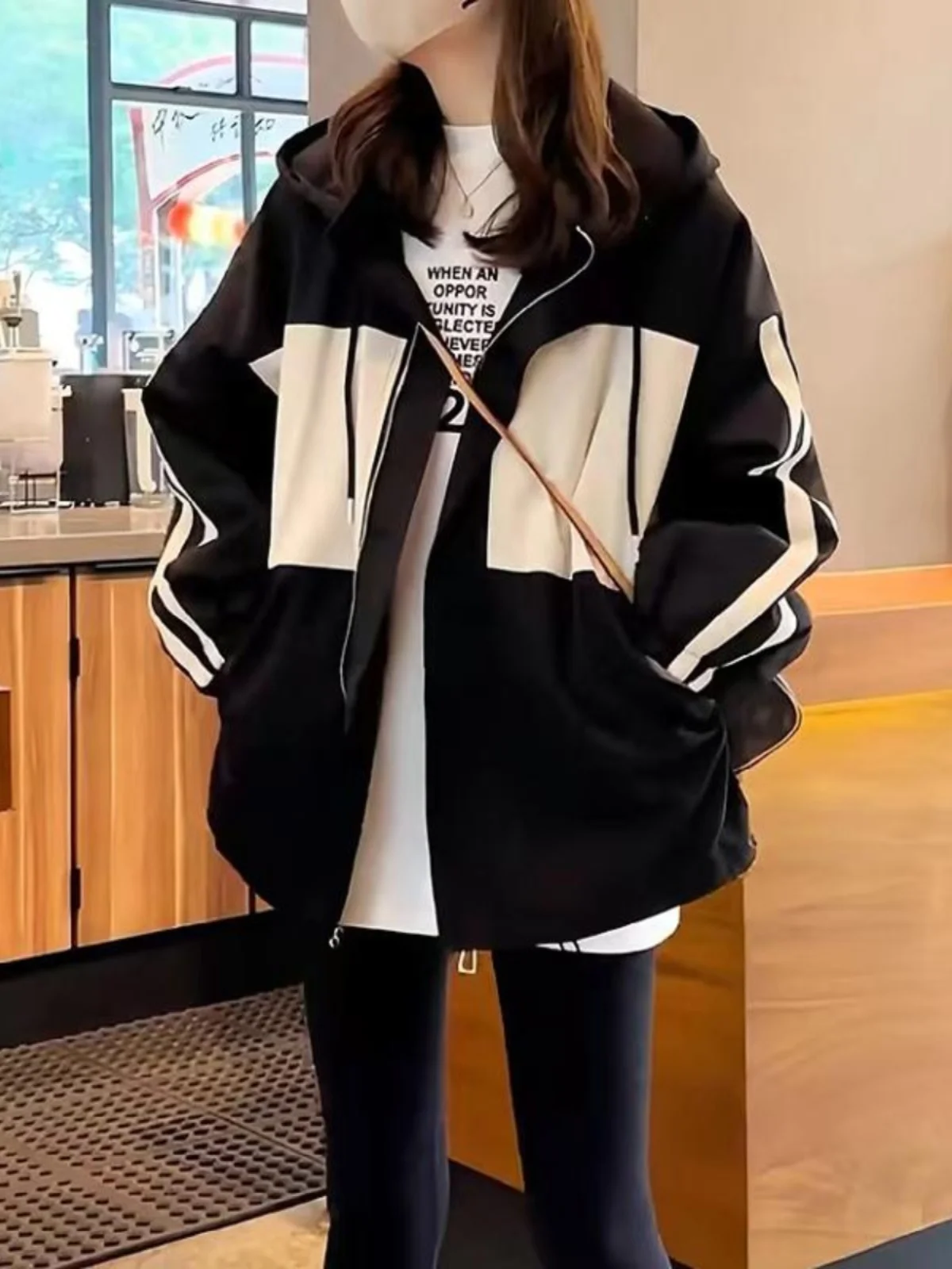 

Свободная женская бейсбольная куртка-бомбер на зиму, новинка, с цветными вставками, на хлопковом наполнителе, большого размера, с капюшоном, на молнии, для повседневной носки