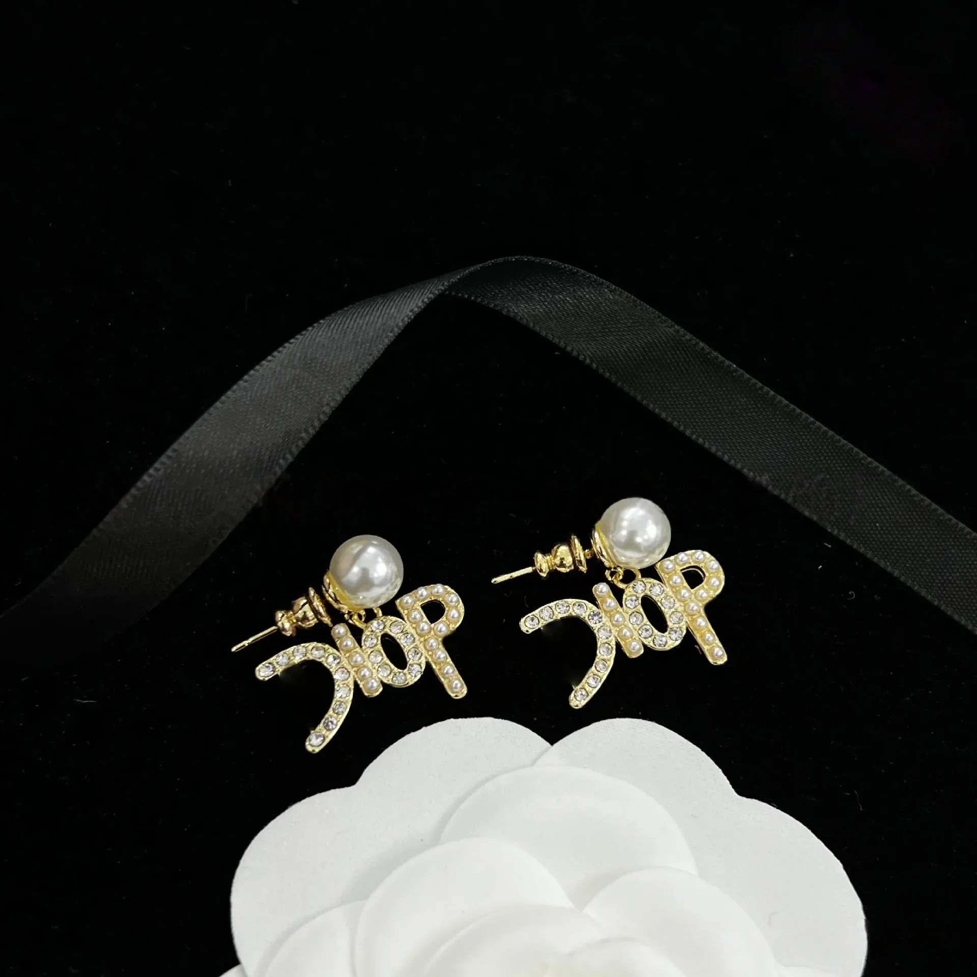 

2025 Women's Classic Geometric Stud Earrings, Perfect Wedding Shower Jewelry