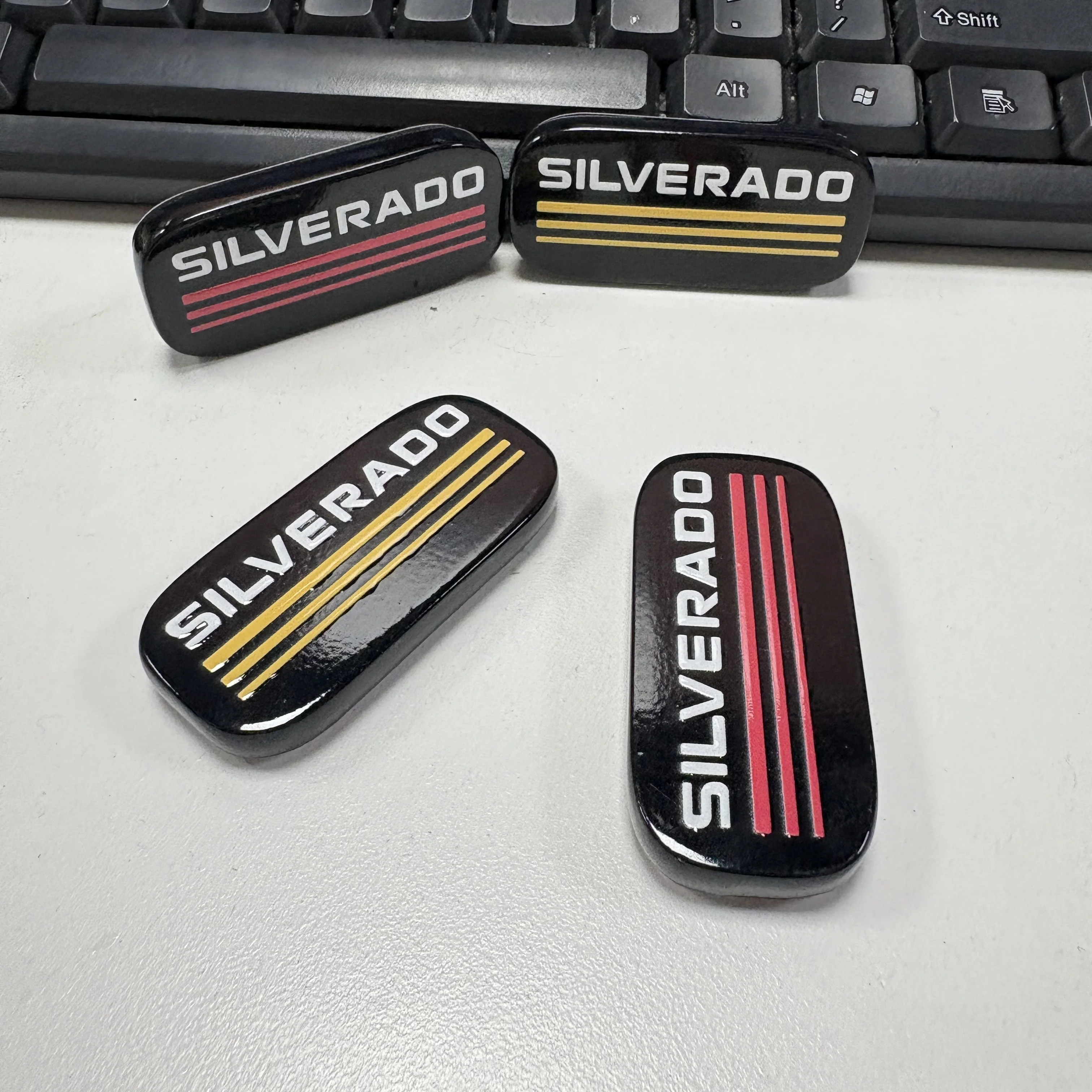 

For 99-07 Nameplate Badge Side Roof Pillar Cab Emblem Pastable Badge（Red / Yellow）