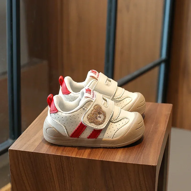 2025 موضة حذاء طفل صغير للطفل بولي Leather جلد الرضع الفتاة أحذية رياضية لينة سوليد الوليد الصبي أحذية رياضية الخطوة الأولى 16-25