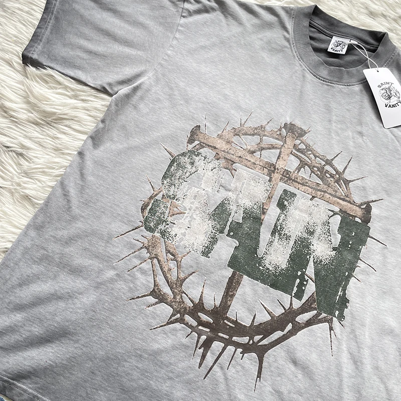 تي شيرت كاجوال بأكمام قصيرة بنمط شوكة فنية من SAINT VANITY #2