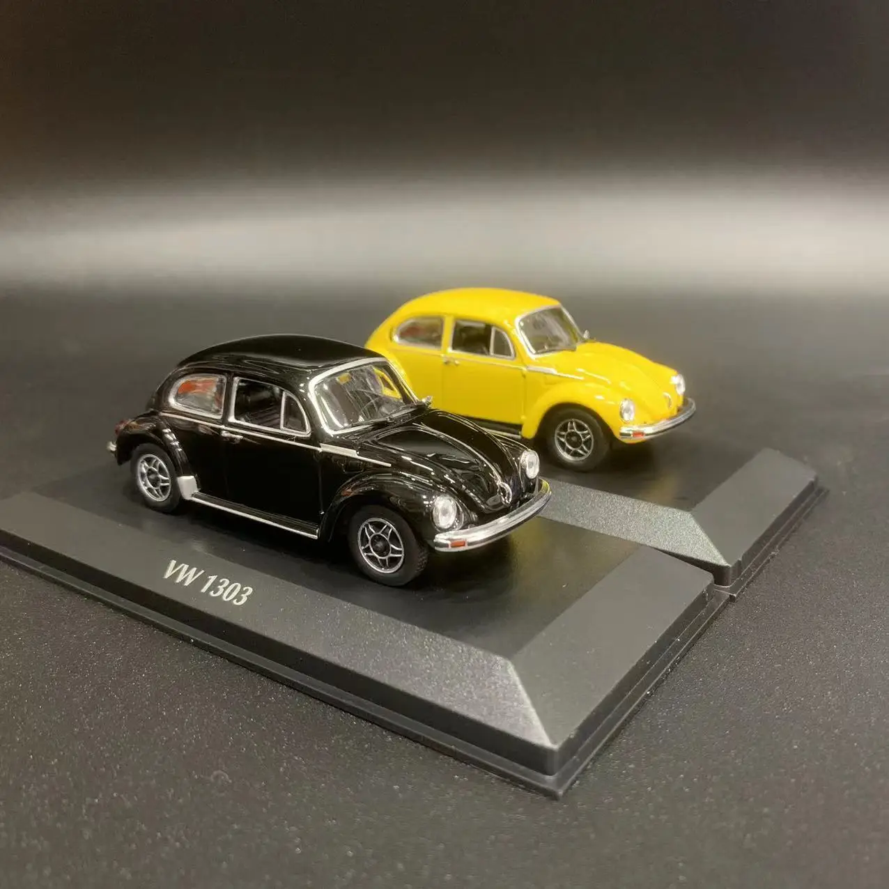 MINICHAMPS 1:43 Model Car Beetle 1974 Alloy Die-cast Classical Vehicle - Black & Yellow