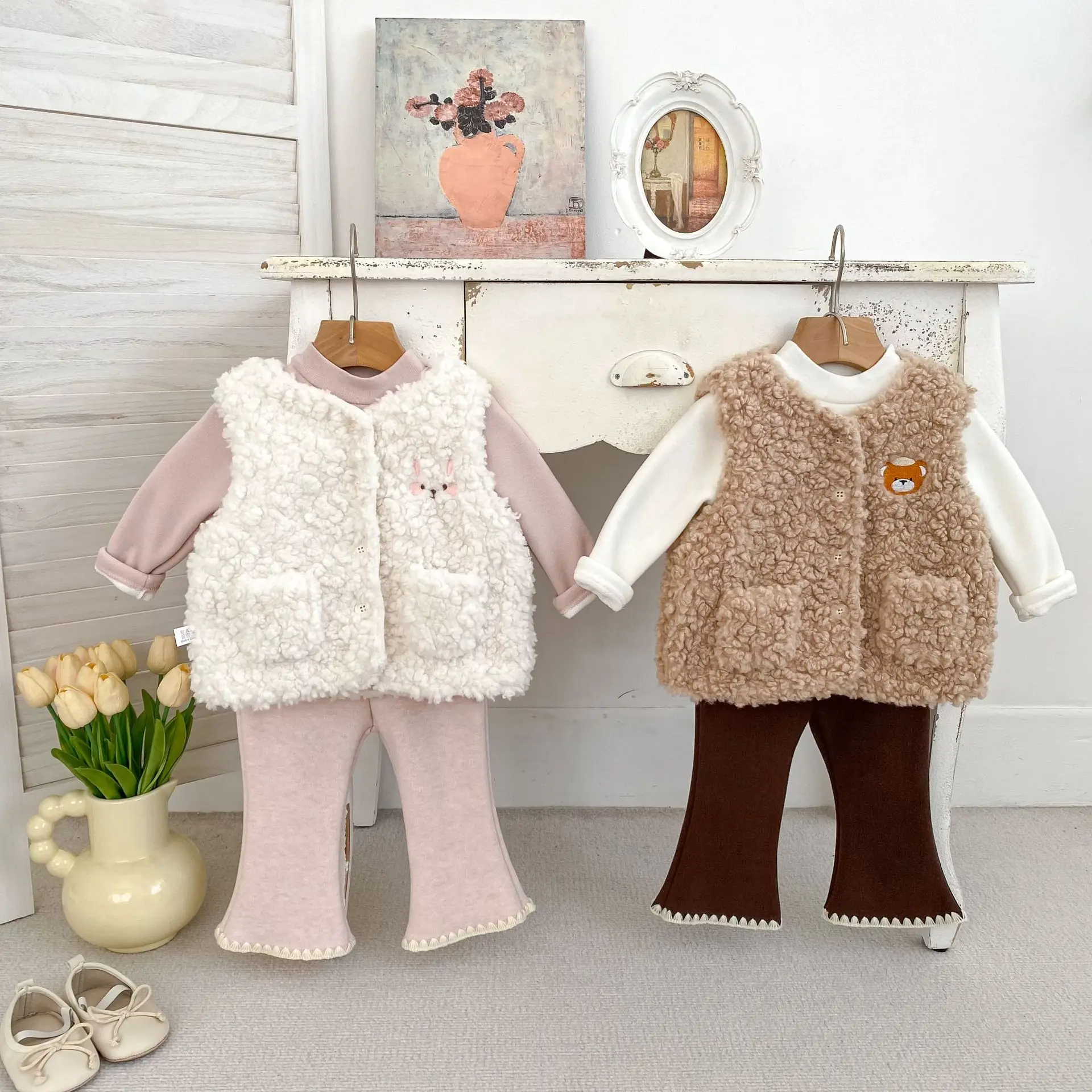 

2025 Girls' Winter Set Super Cute Thick Vest Vest with Velvet Base, Versatile Bellbottom Pants, 3-Piece Set