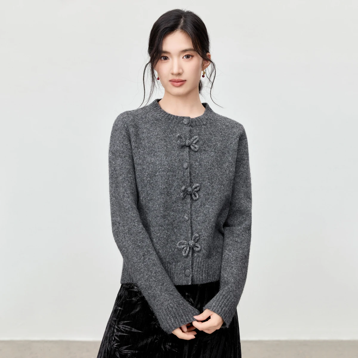 

SENTUBILA Cardigan for Women Chinese Style 2025 Autumn O-Neck Bow Knot Frog Clasp Sweater Elegant Wool Blend Knit Top W53EB3863