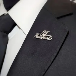 Nome personalizado Broche Pin Personalidade Aço Inoxidável Cadeia Nameplate Badges Para Homens Marido Jaqueta Jóias Presente De Aniversário