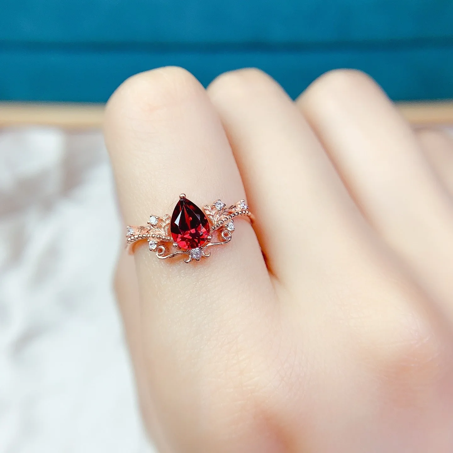 

Кольцо с натуральным гранатом: огненно-красное, с ослепительным блеском, из стерлингового серебра S925. Страстное, женственное украшение для повседневной носки и вечеринок.