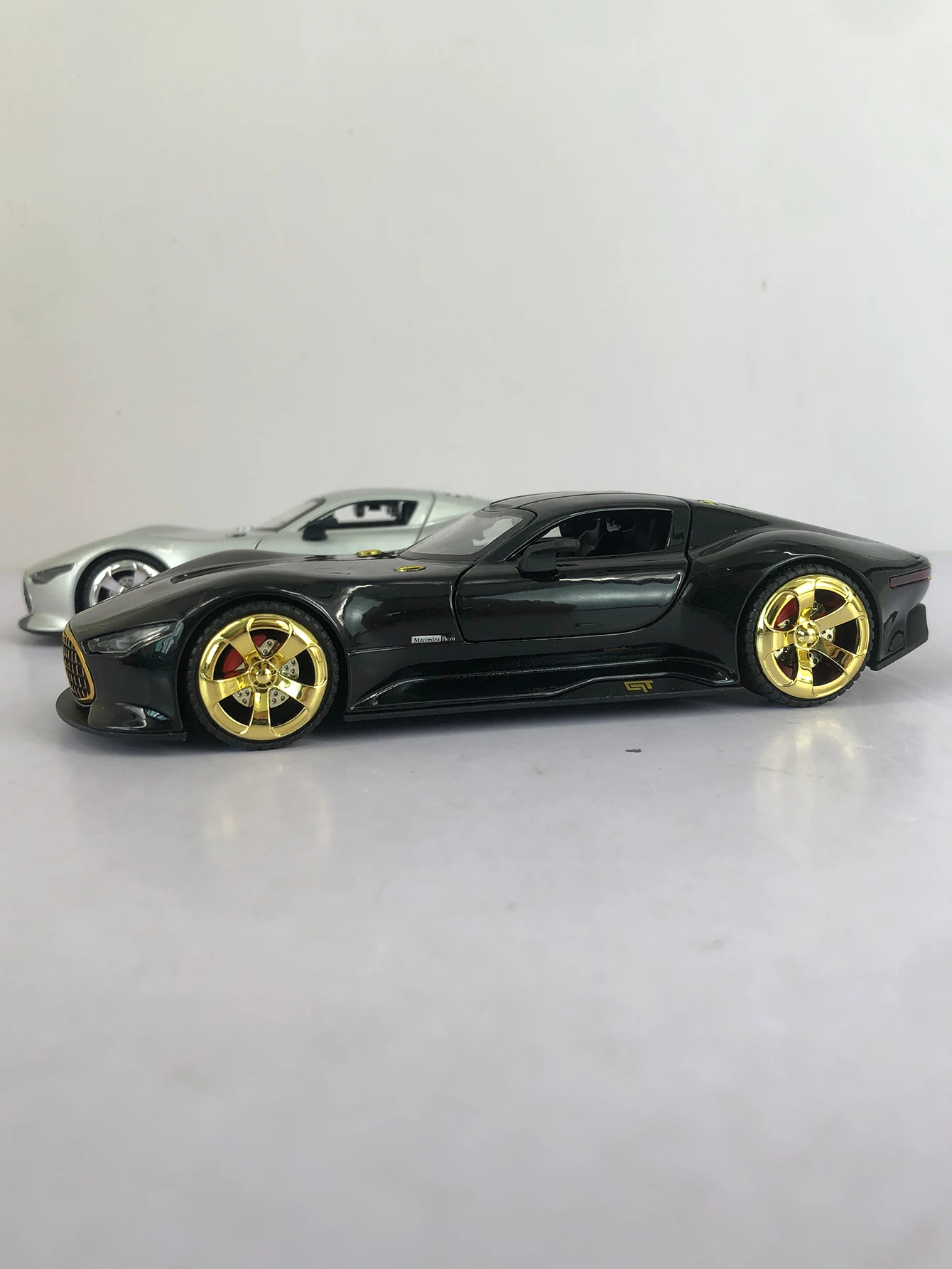 Ein 1:32 Sportwagen-Spielzeugauto aus Legierungsdruckguss mit zu öffnenden Türen, ein Geschenkauto für Kinder