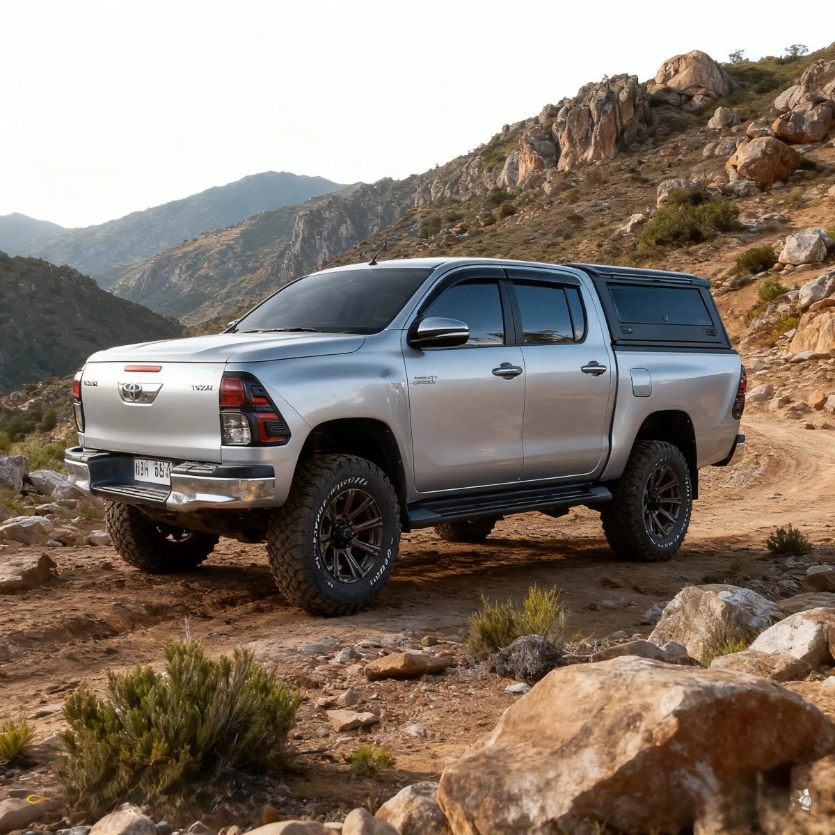 

Аксессуары для пикапов: Жесткий тент-кунг со встроенной ролл-системой для TOYOTA HILUX REVO 15+