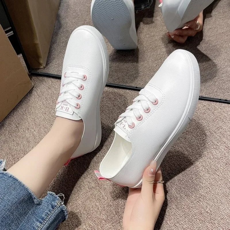 Nowe buty damskie 2023 moda koreański styl białe casualowe buty na platformie oddychające Low-top Sneaker damskie wulkanizowane buty