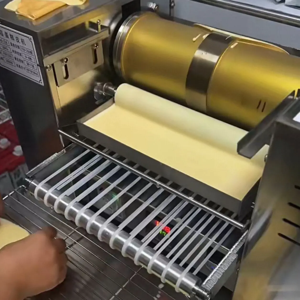 

Коммерческая машина для производства корочки торта, машина для производства яиц, пельменей, многофункциональная машина для блинов, пружинных рулетов, кондитерских изделий Melaleuca