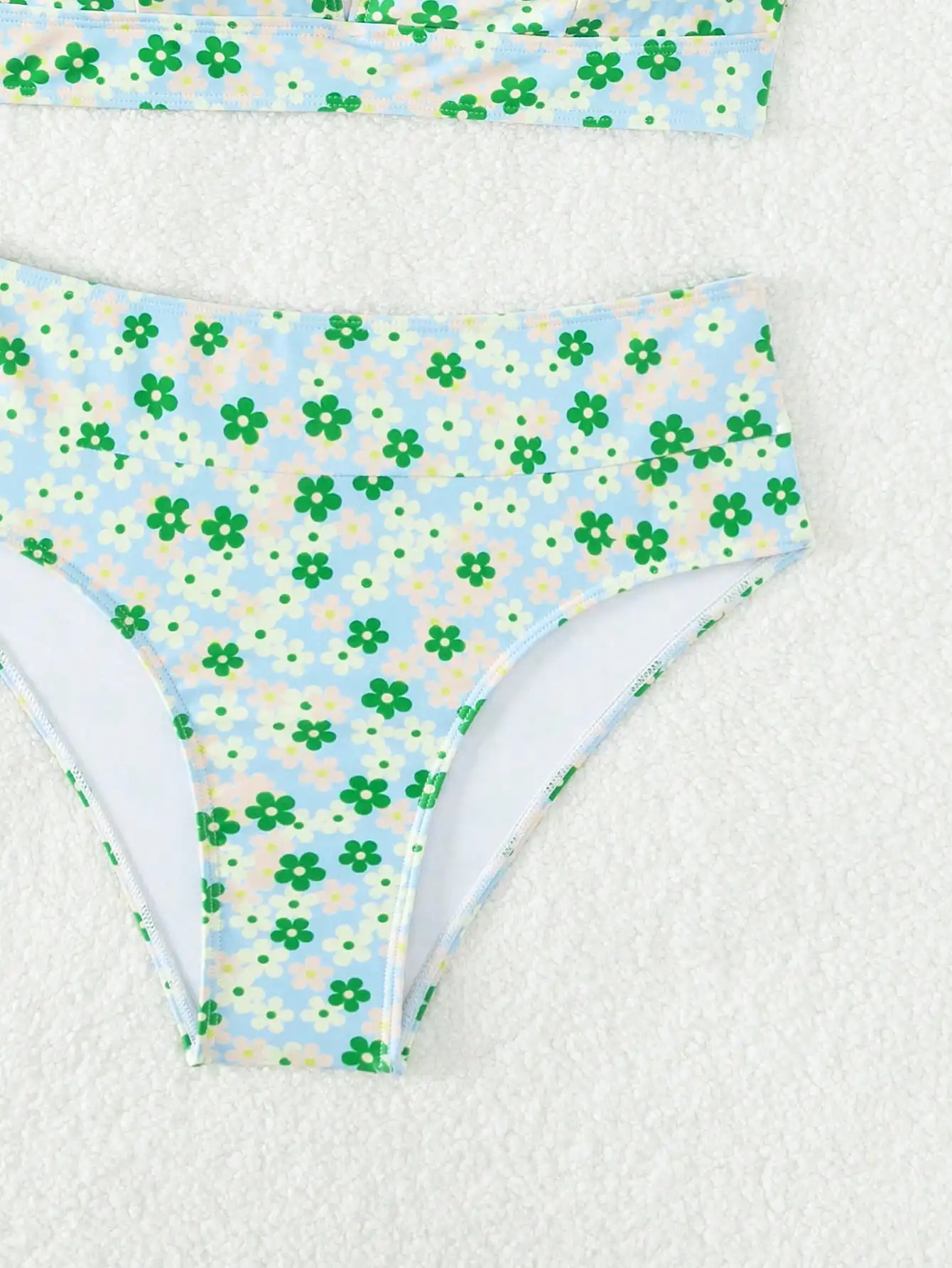 Floral bikini tops are small and fresh split slim swimwear summer