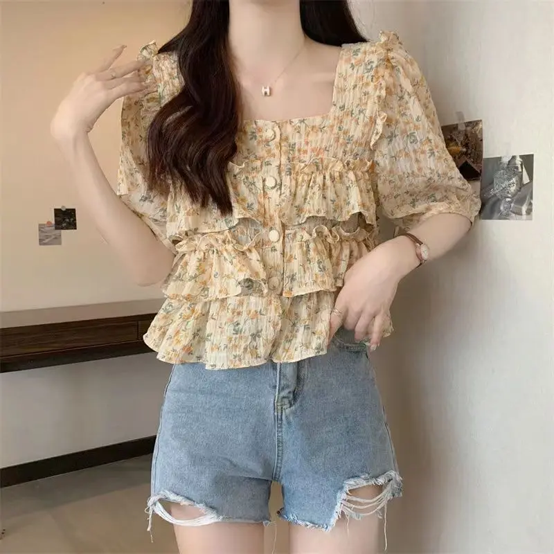 قميص صيفي جديد قصير بياقة مربعة وأكمام قصيرة من الشيفون مزين بالزهور للنساء