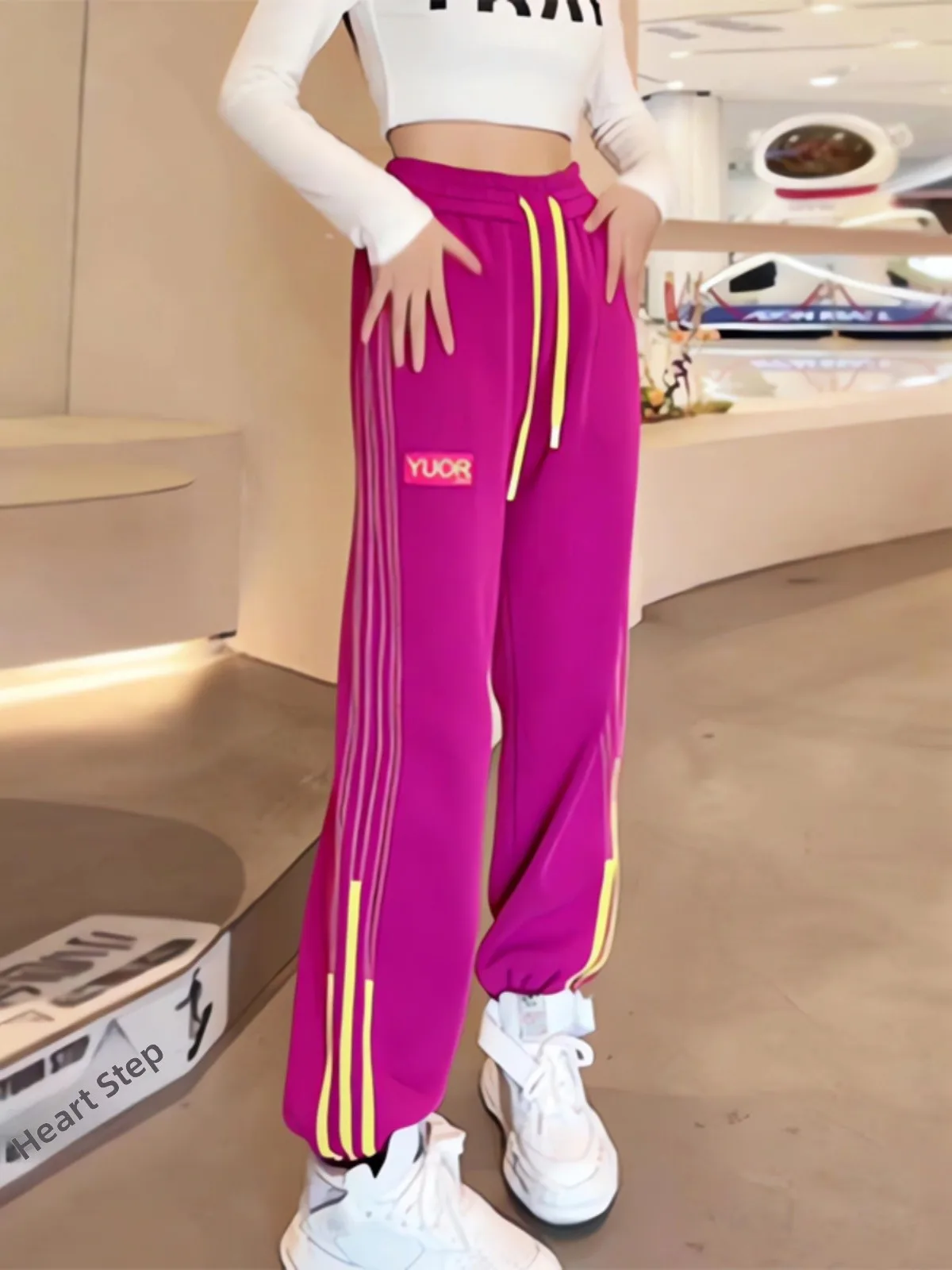 กางเกงวอร์มลายทางสีใหม่สำหรับฤดูใบไม้ผลิและฤดูร้อน ทรงหลวม สไตล์ลำลอง เอวสูง ผลิตจากเส้นใยโพลีเอสเตอร์ 100% สำหรับผู้หญิง