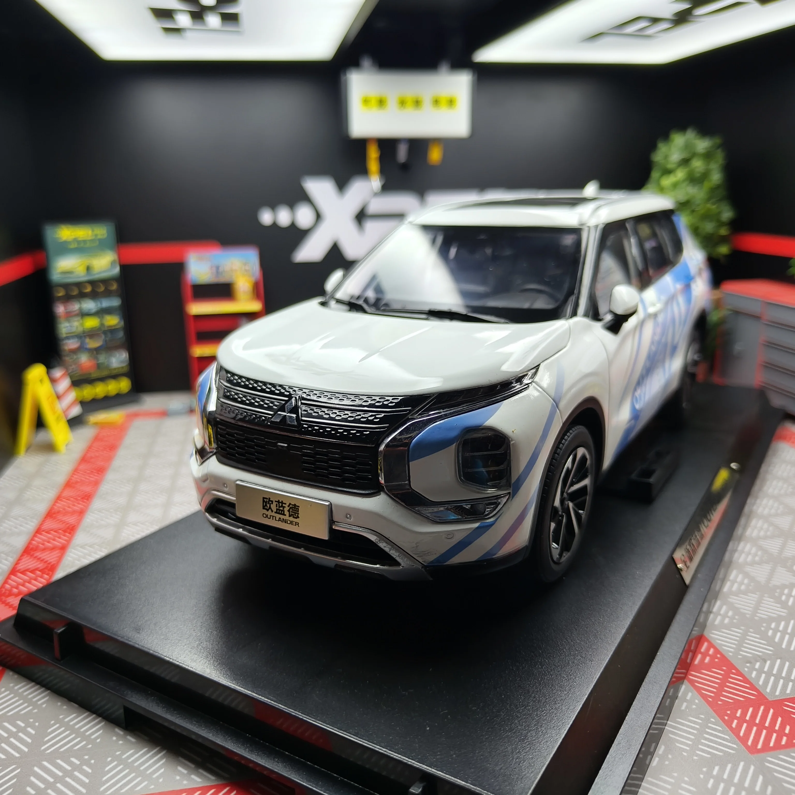 

Литой под давлением масштаб 1:18 GAC Mitsubishi Outlander, памятная версия, модель автомобиля из сплава, Коллекционная игрушка, подарок, сувенир, украшение для дисплея
