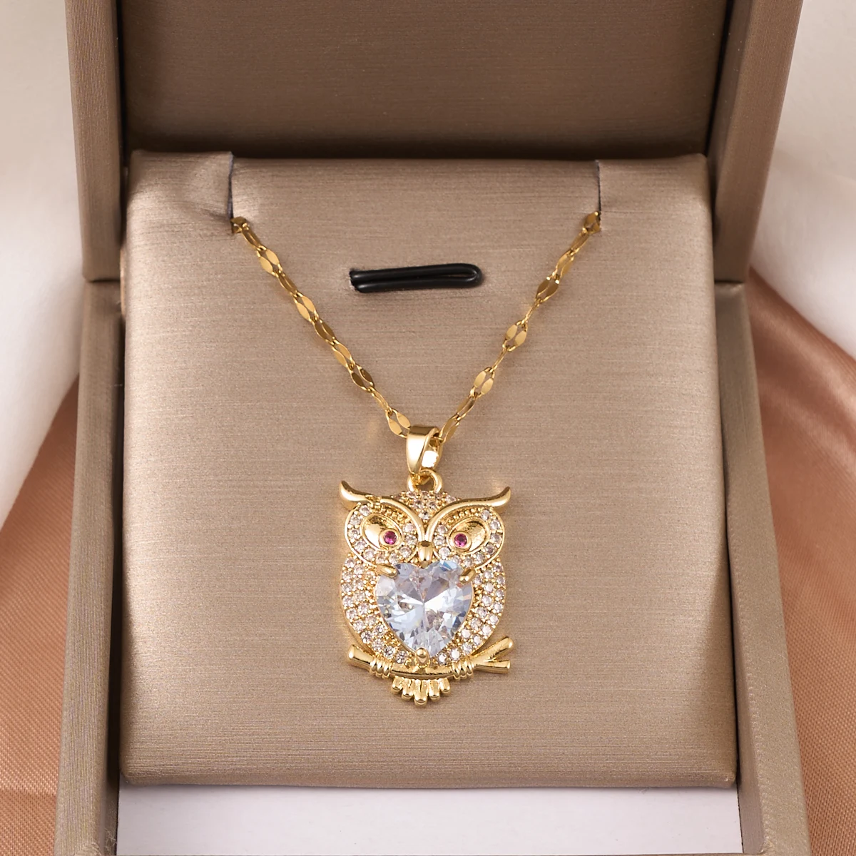 Fashionable and Luxurious Style Shiny Heart-shaped Gemstone Owl Pendant Necklace, A Perfect Gift for Girls and Women