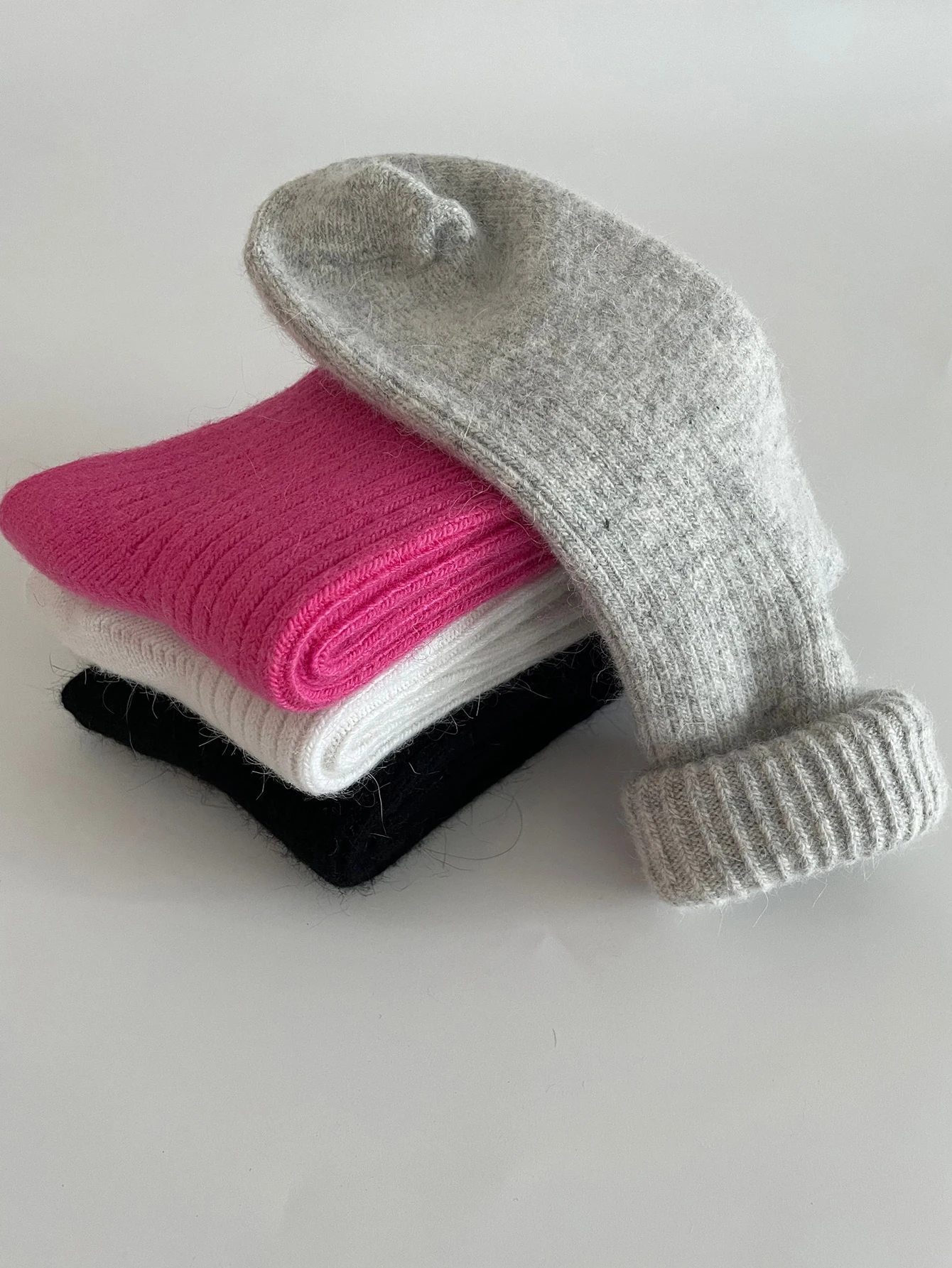 Wollsocken für Damen, Herbst und Winter, mittlere Röhrensocken, verdickt mit Wolle, warme Kaninchenhaarsocken, Winterstrümpfe aus schwarzem Kaschmir