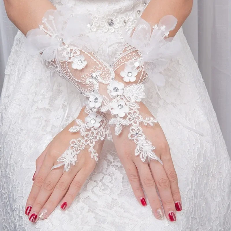 Lussuosi guanti da sposa senza dita con strass, fiori e perle