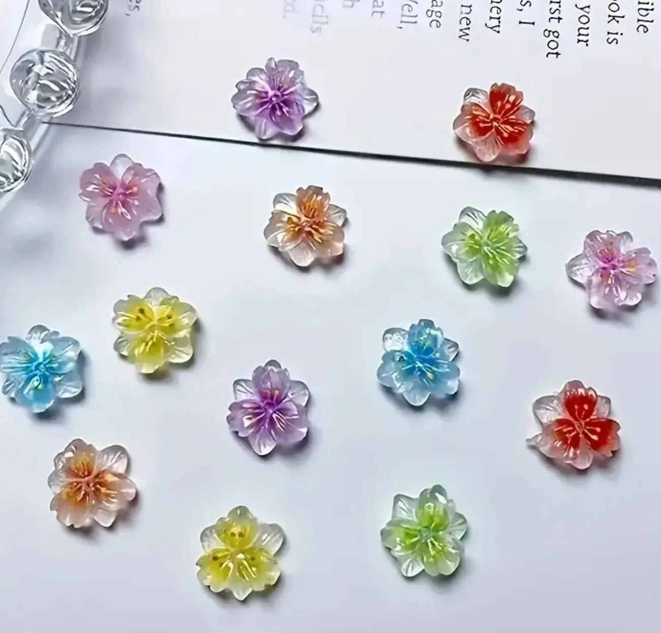 50/100 pz 3D Fiore di Ghiaccio Pendenti E Ciondoli Per Unghie Colorato Traslucido 5 Petalo Fiore Fascino Del Chiodo Gradiente Fiore di Ciliegio Decorazione Del Fiore FAI DA TE