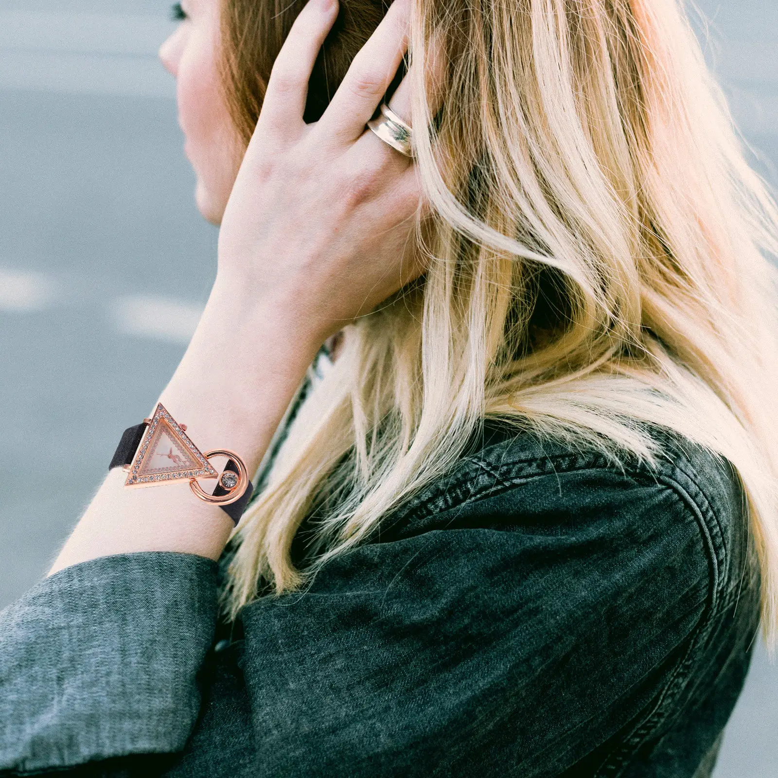 

1 шт. женские кварцевые часы с треугольным циферблатом, инкрустированные стразами, модный ремешок, повседневные наручные часы для вечеринок, элегантный подарок